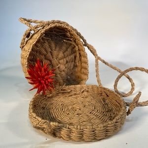 Circle straw knitted purse